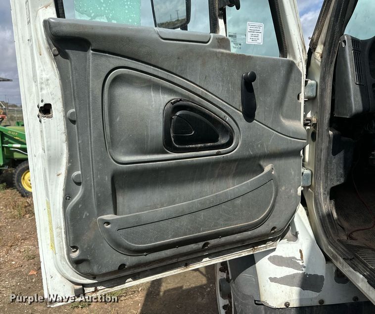 image for item DK2528 2007 International 7400  refuse truck