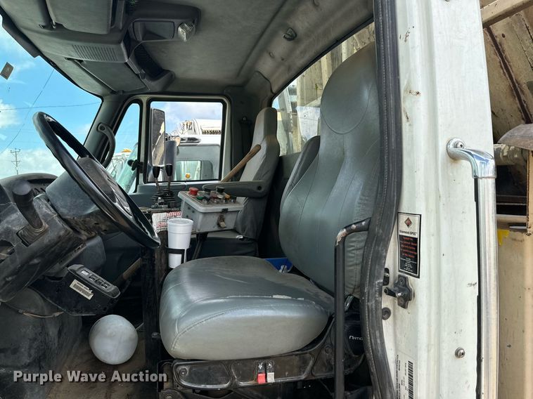 image for item DK2528 2007 International 7400  refuse truck