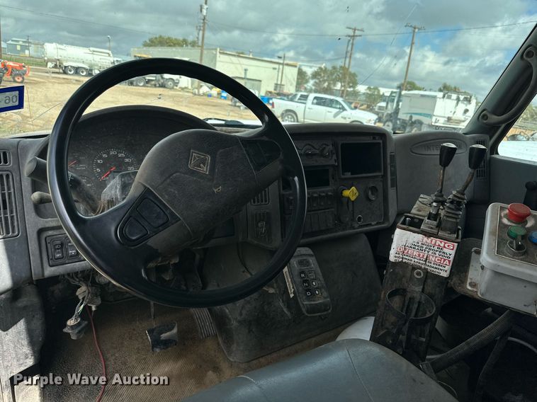 image for item DK2528 2007 International 7400  refuse truck