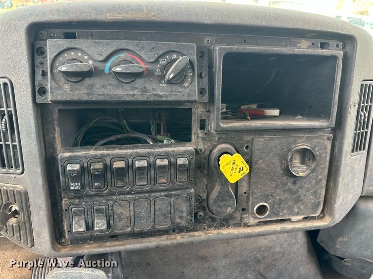 image for item DK2528 2007 International 7400  refuse truck