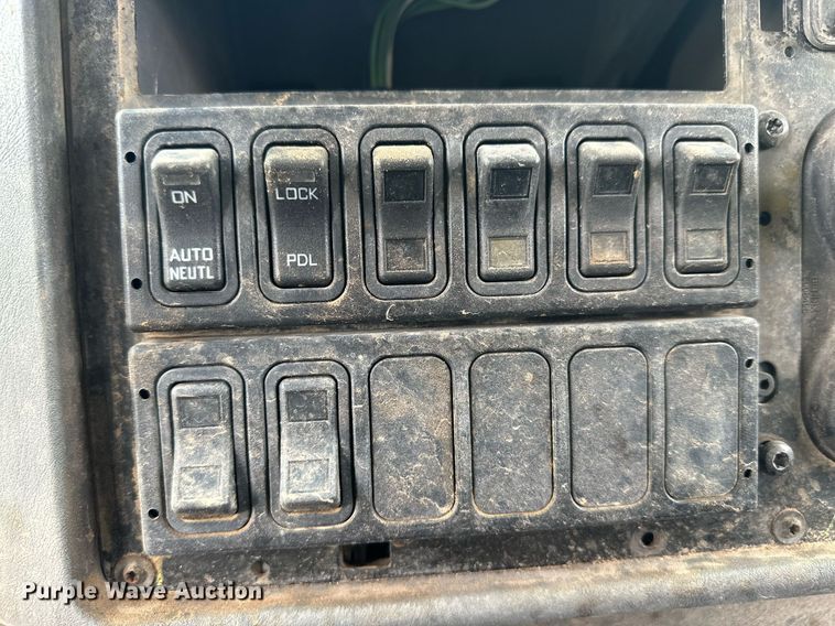 image for item DK2528 2007 International 7400  refuse truck