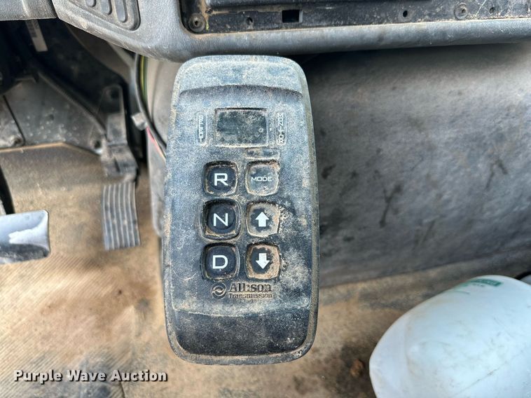 image for item DK2528 2007 International 7400  refuse truck