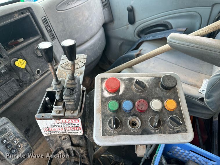 image for item DK2528 2007 International 7400  refuse truck