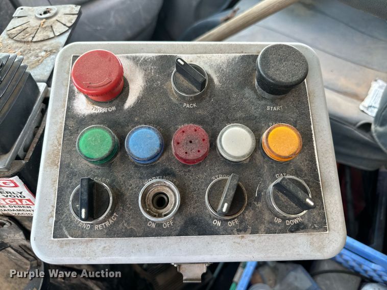 image for item DK2528 2007 International 7400  refuse truck