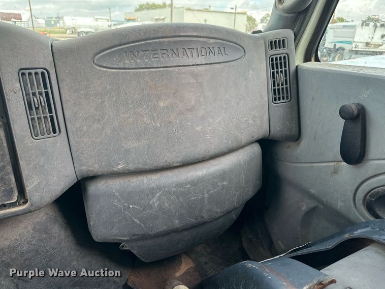 image for item DK2528 2007 International 7400  refuse truck