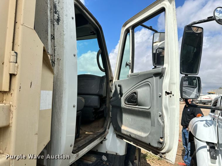 image for item DK2528 2007 International 7400  refuse truck