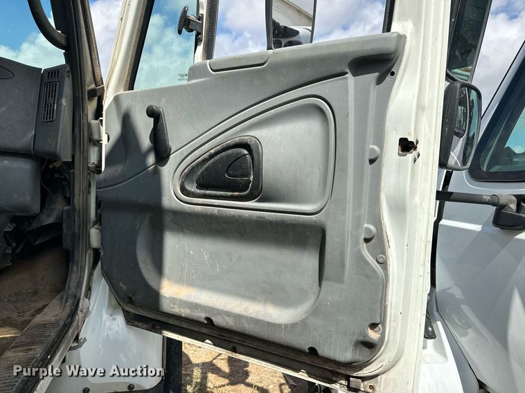 image for item DK2528 2007 International 7400  refuse truck