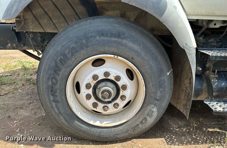 image for item DK2528 2007 International 7400  refuse truck