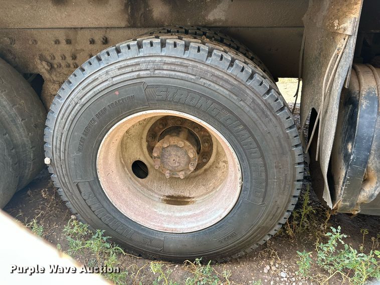 image for item DK2528 2007 International 7400  refuse truck