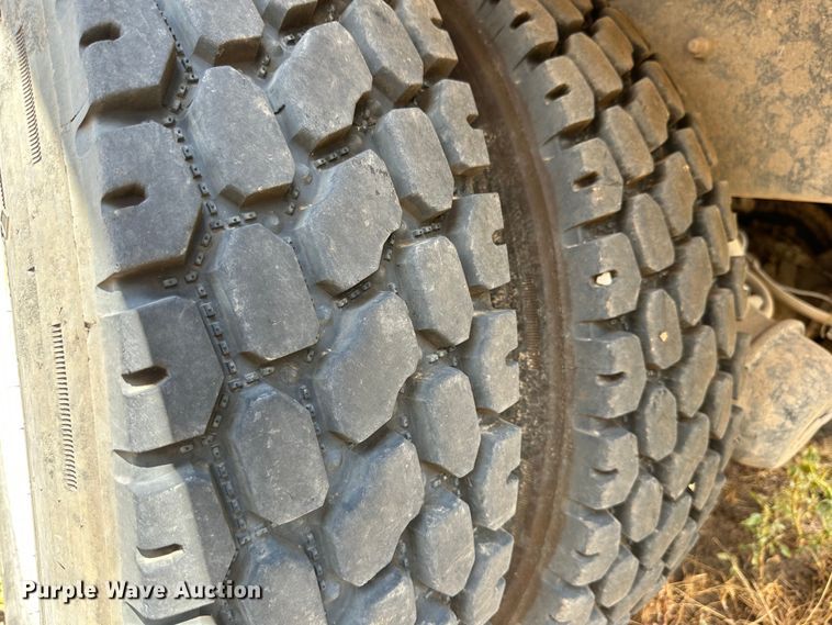 image for item DK2528 2007 International 7400  refuse truck