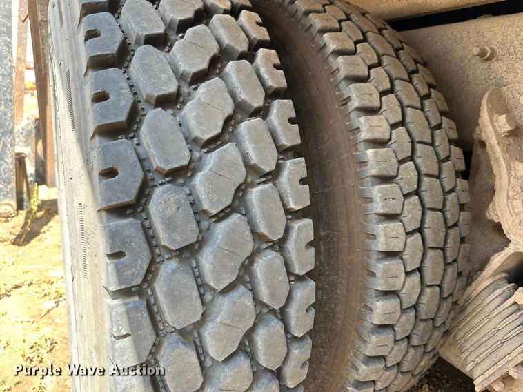 image for item DK2528 2007 International 7400  refuse truck