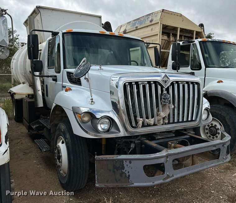 image for item DK2529 2009 International 7300  refuse truck