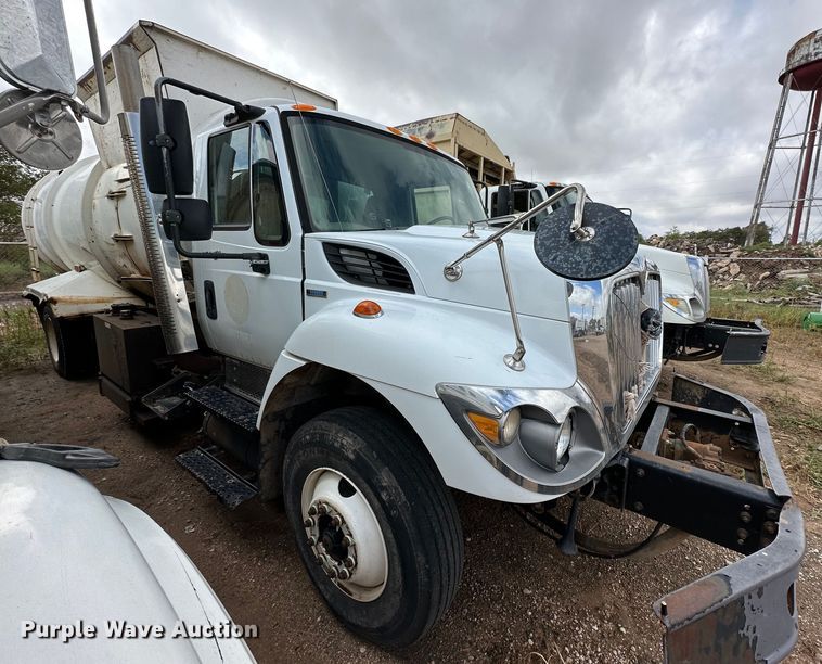 image for item DK2529 2009 International 7300  refuse truck
