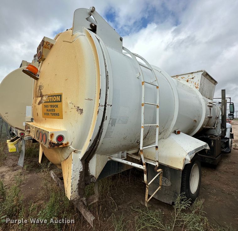 image for item DK2529 2009 International 7300  refuse truck