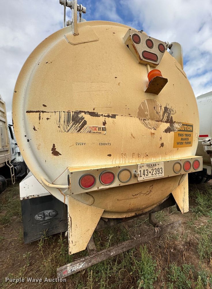 image for item DK2529 2009 International 7300  refuse truck