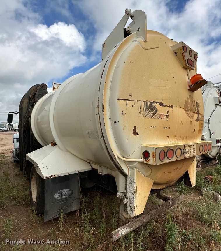 image for item DK2529 2009 International 7300  refuse truck