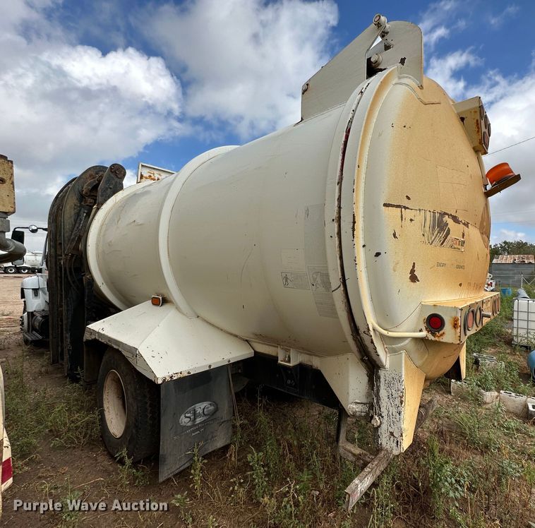 image for item DK2529 2009 International 7300  refuse truck