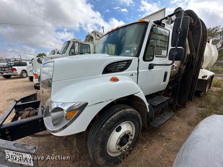 image for item DK2529 2009 International 7300  refuse truck