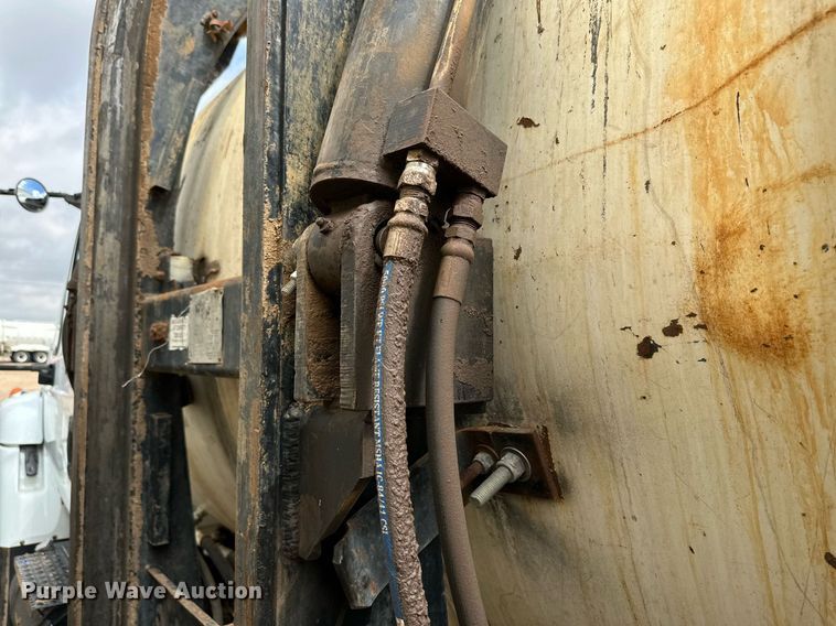 image for item DK2529 2009 International 7300  refuse truck