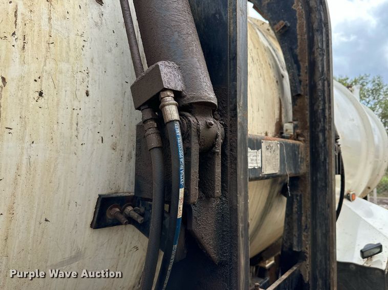 image for item DK2529 2009 International 7300  refuse truck