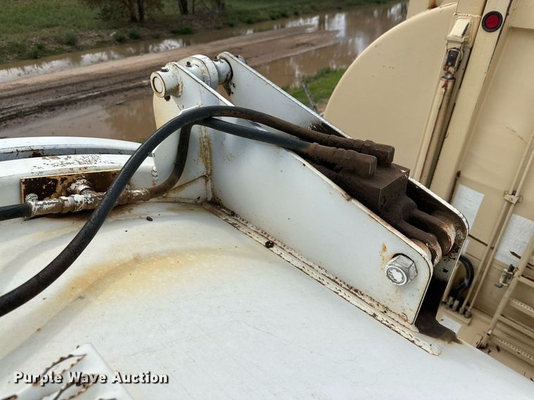 image for item DK2529 2009 International 7300  refuse truck