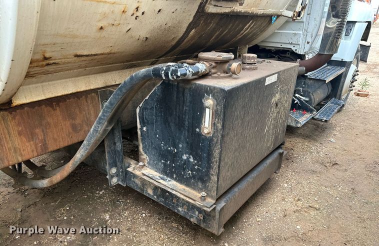 image for item DK2529 2009 International 7300  refuse truck