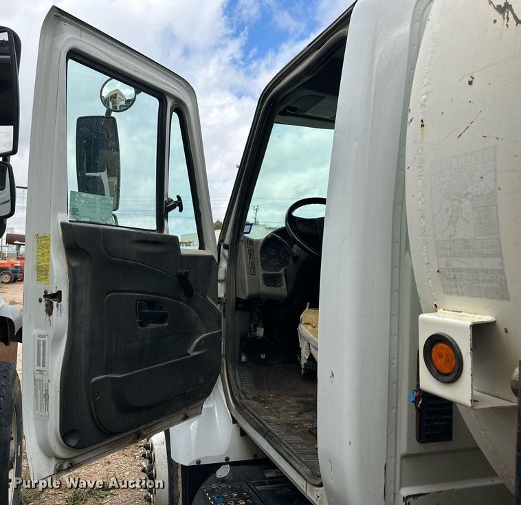 image for item DK2529 2009 International 7300  refuse truck