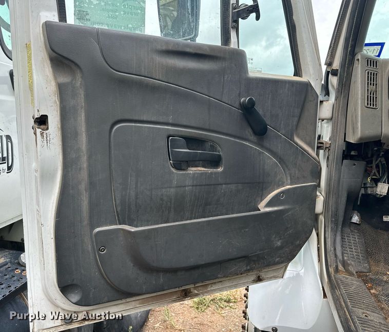 image for item DK2529 2009 International 7300  refuse truck