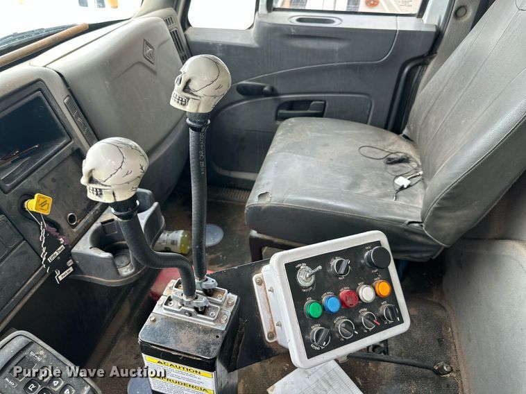 image for item DK2529 2009 International 7300  refuse truck