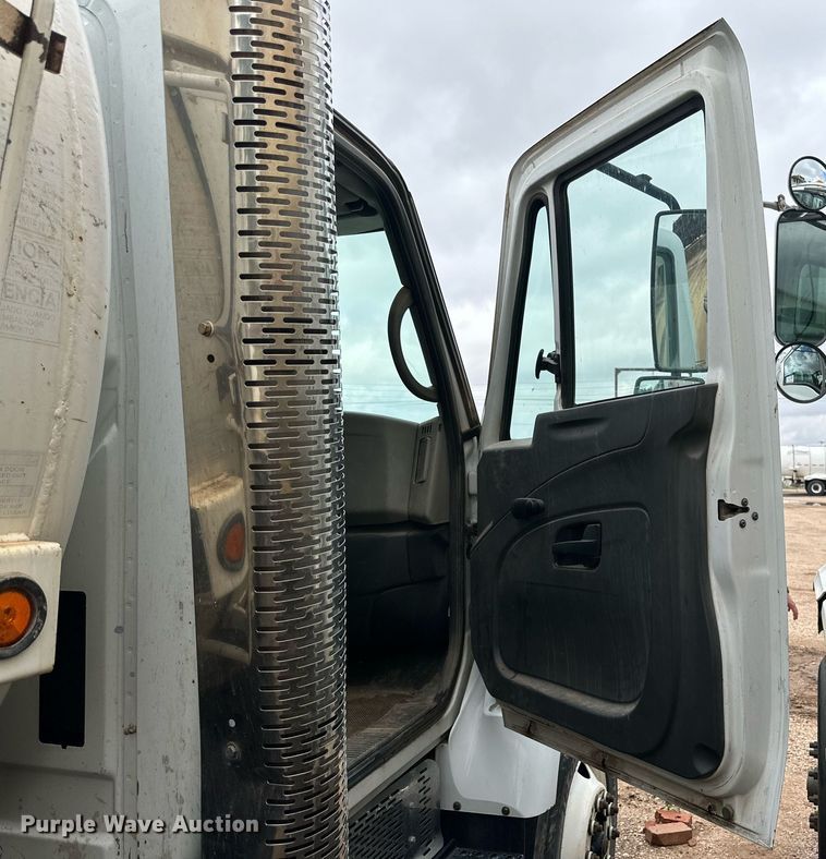 image for item DK2529 2009 International 7300  refuse truck