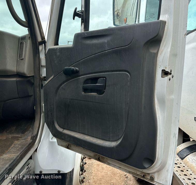 image for item DK2529 2009 International 7300  refuse truck