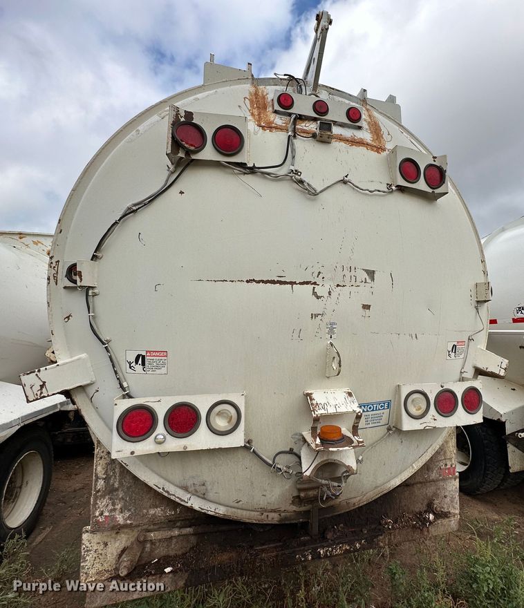 image for item DK2530 2008 Sterling L7500  refuse truck