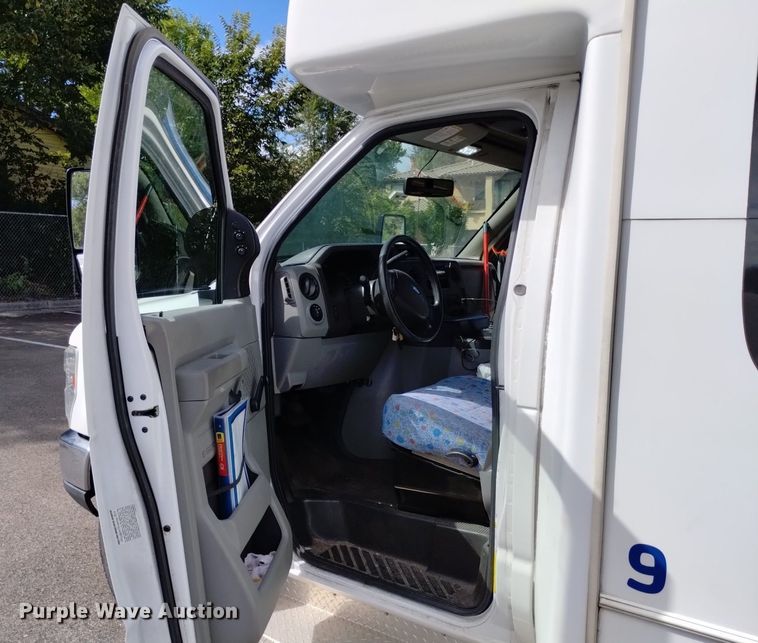 image for item DK8786 2015 Forrest River  shuttle bus