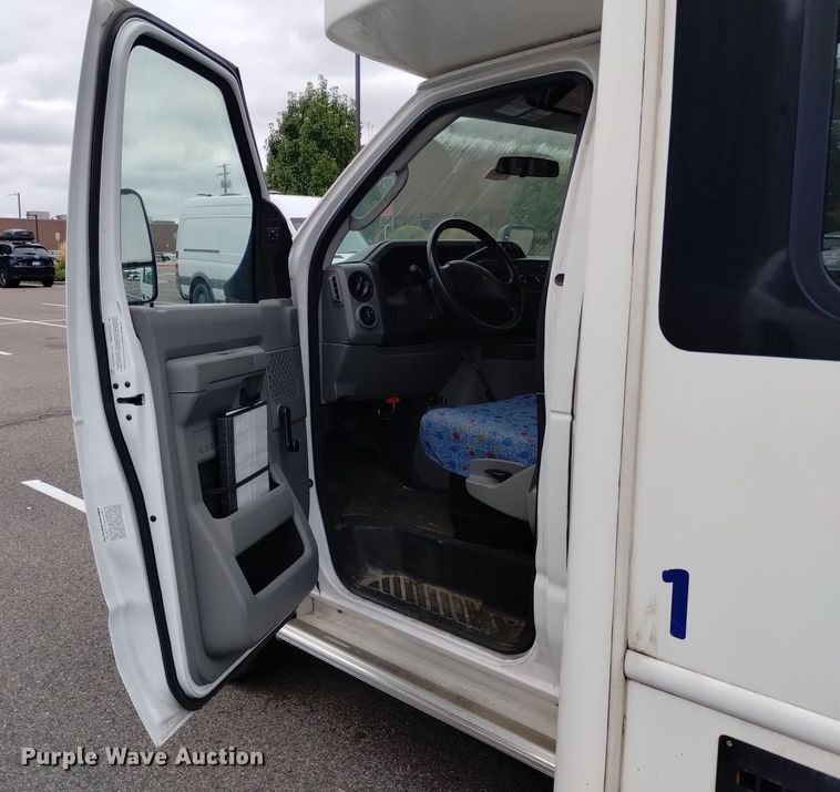 image for item DK8787 2014 Ford E450  shuttle bus
