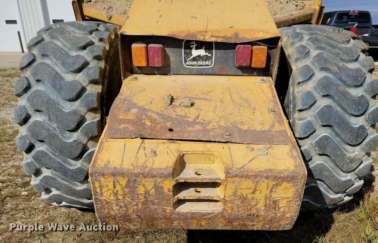image for item DN4141 1995 John Deere 762B  scraper