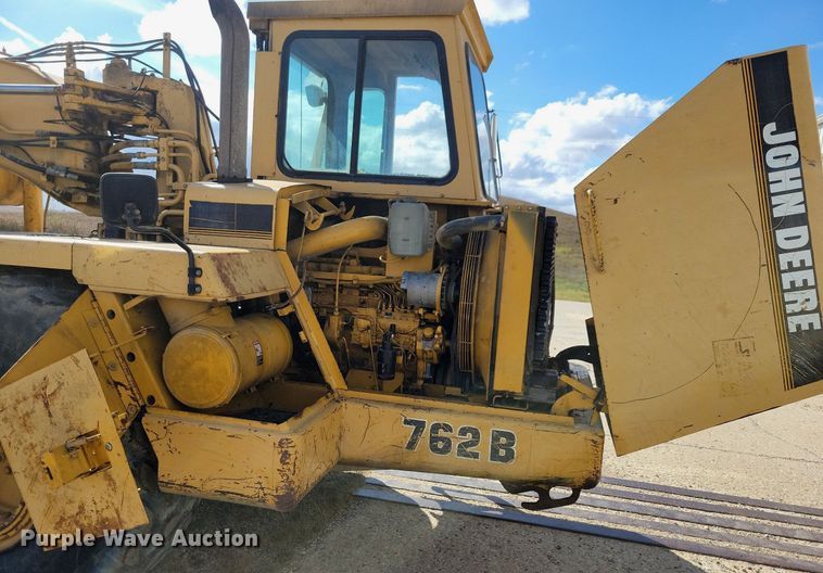 image for item DN4141 1995 John Deere 762B  scraper