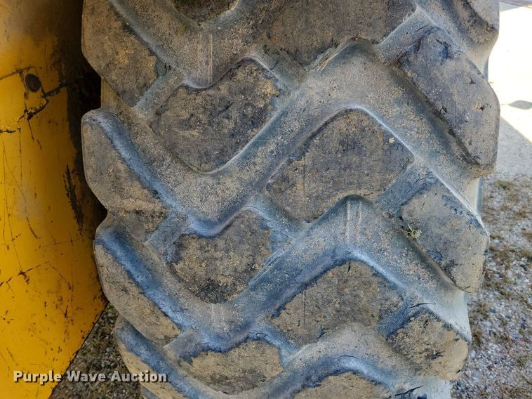 image for item DN4141 1995 John Deere 762B  scraper