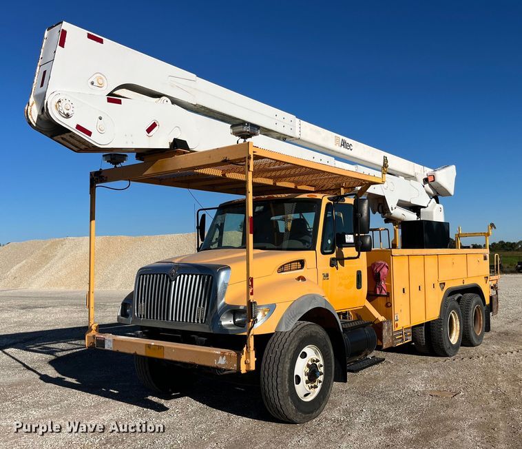 image for item DP2070 2006 International 7400  bucket truck