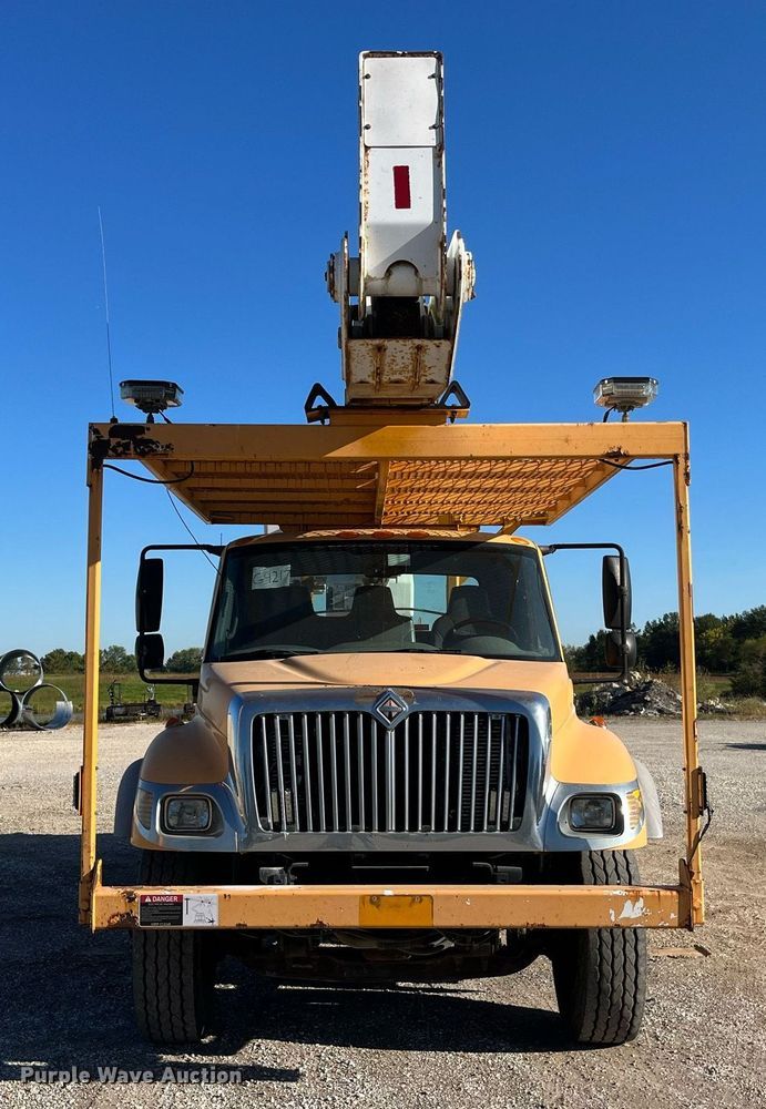image for item DP2070 2006 International 7400  bucket truck