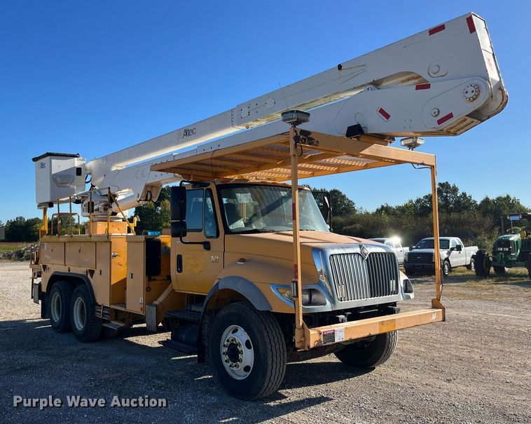 image for item DP2070 2006 International 7400  bucket truck