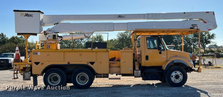 image for item DP2070 2006 International 7400  bucket truck