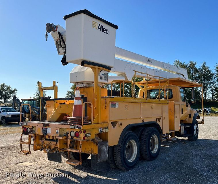 image for item DP2070 2006 International 7400  bucket truck