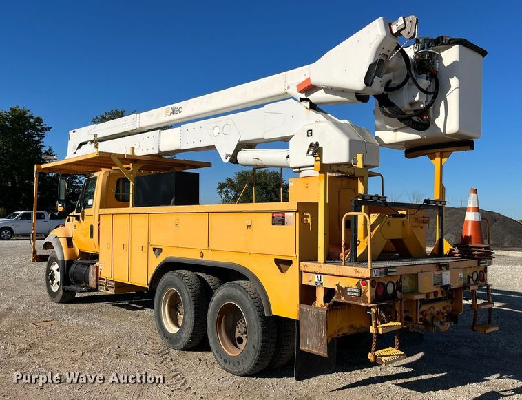 image for item DP2070 2006 International 7400  bucket truck