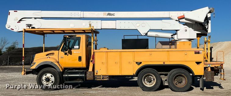 image for item DP2070 2006 International 7400  bucket truck