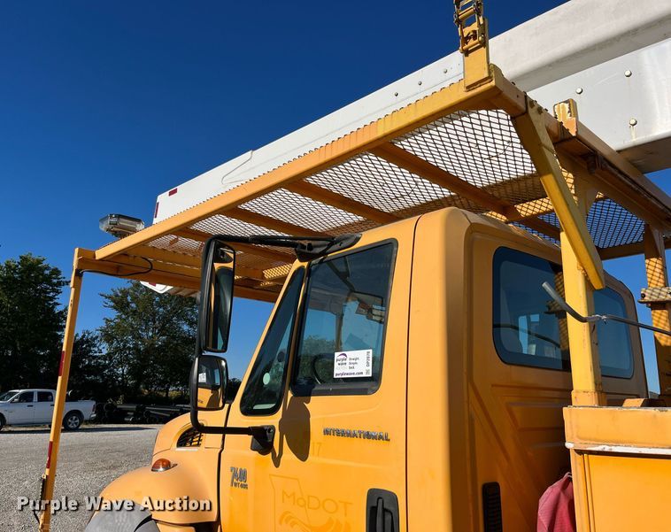 image for item DP2070 2006 International 7400  bucket truck