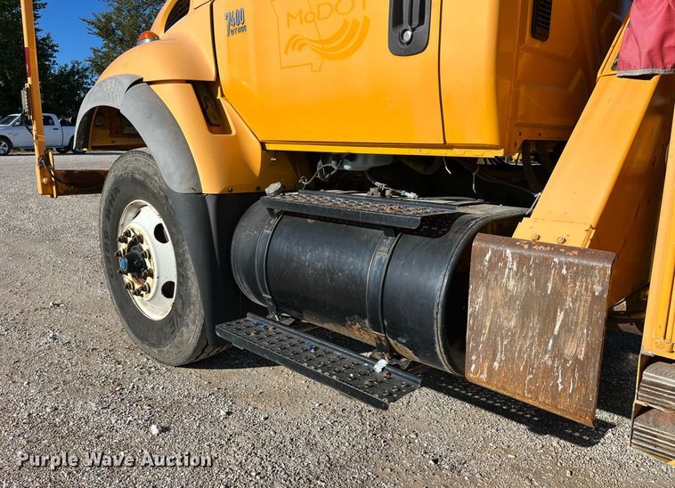 image for item DP2070 2006 International 7400  bucket truck