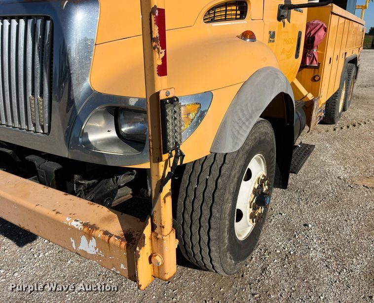 image for item DP2070 2006 International 7400  bucket truck