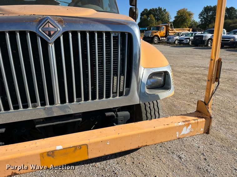 image for item DP2070 2006 International 7400  bucket truck