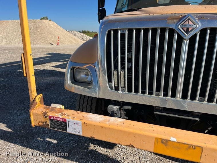image for item DP2070 2006 International 7400  bucket truck