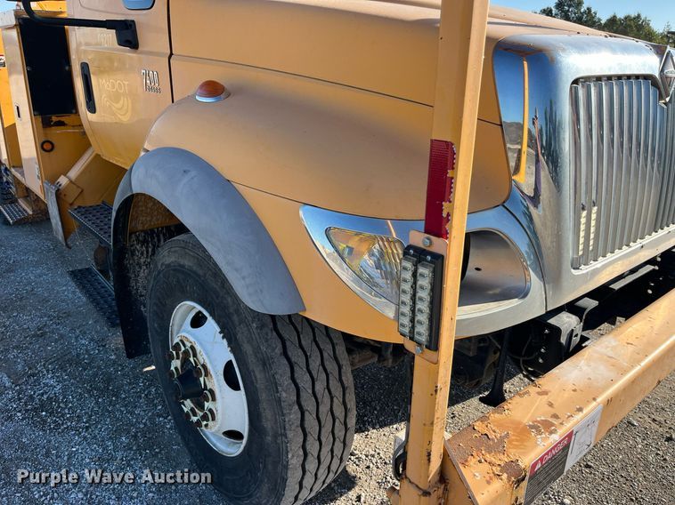 image for item DP2070 2006 International 7400  bucket truck